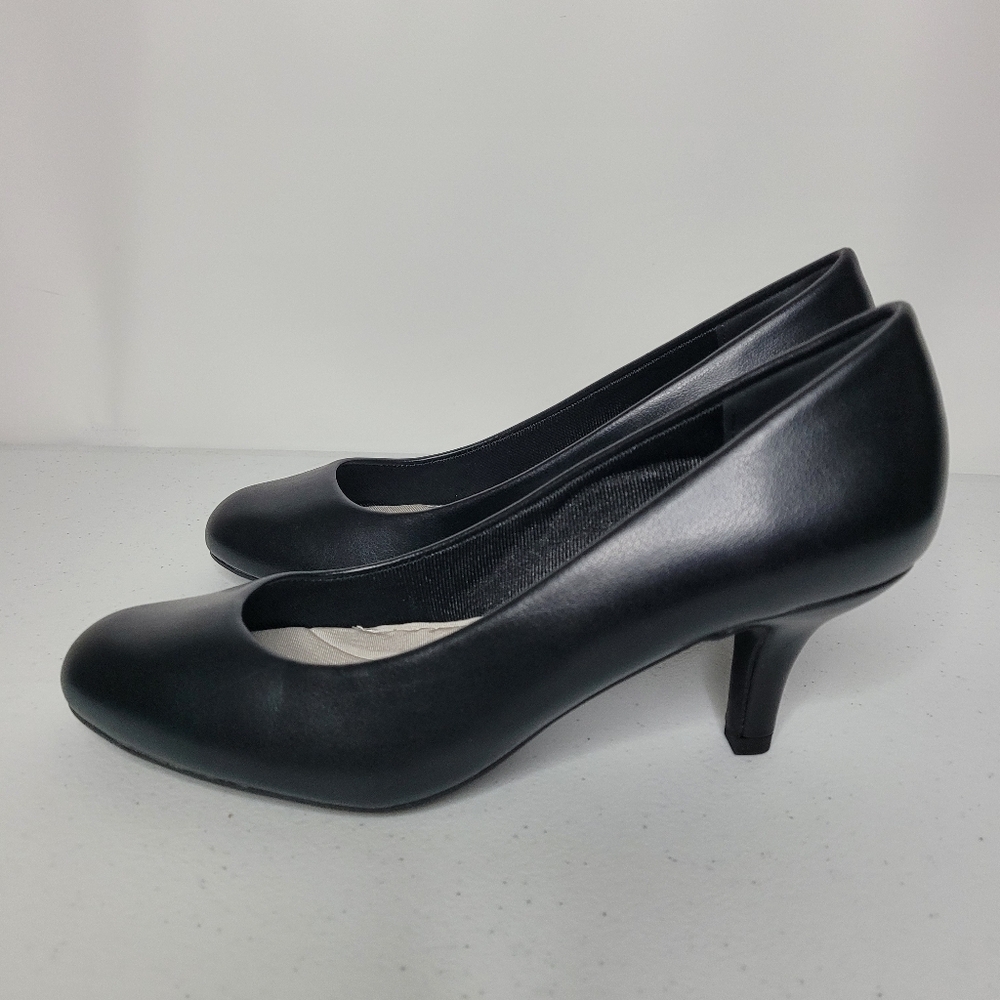 NIB Easy Street Passion Black Leather Pumps